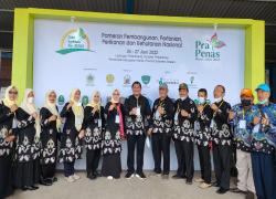 Bupati Kabupaten Bungo, H. Mashuri didampingi Ketua TP PKK Kabupaten   Bungo, Hj. Verawaty Mashuri beserta Kepala Dinas terkait dan istri menghadiri   Pembukaan Pra-Penas (Pekan Nasional) Petani dan Nelayan di Lapangan   Pallantikang, Kompleks Perkantoran Bupati Maros Sulawesi Selatan yang akan   berlangsung 25-27 Juni 2022, Sabtu (25/06) 