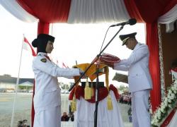 Wakil Bupati (Wabup) Kabupaten Bungo H. Safrudin Dwi Aprianto bertindak   sebagai Inspektur Upacara (Irup) penurunan Bendera Merah Putih dalam rangka Peringatan   HUT Kemerdekaan ke-77 RI di Halaman MTQ Baru Kabupaten Bungo, Rabu (17/08). 