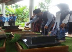 Dalam rangka Peringatan Hari Pahlawan Tahun 2022, Bupati Kerinci, H Adirozal, mengikuti Upacara Ziarah dan penaburan bunga di makam Pahlawan Semumu, Kecamatan Depati Tujuh, Kabupaten Kerinci, Kamis (10/11). 