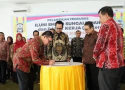Walikota Ahmadi Zubir mengukuhkan secara resmi pengurus Iluni SMP Negeri 1 periode Tahun 2022-2025 dan sekaligus membuka Rakerda Iluni SMPN 1 Sungai Penuh, Kamis (22/12).