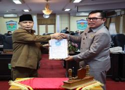 Dewan Perwakilan Rakyat Daerah (DPRD) Kota Sungai Penuh bersama Pemerintah Kota Sungai Penuh menggelar Rapat paripurna dengan agenda Penyusunan Rancangan Peraturan Daerah (Ranperda) tentang pembangunan industri Kota Sungai Penuh tahun 2022-2042 di gedung DPRD Sungai Penuh, Kamis (29/12).