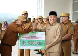 Bupati Adirozal Berikan Apresiasi Atas Raihan Penghargaan Ombudsman RI 