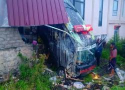 Mobil Ambulance Bawa Jenazah Alami Kecelakaan