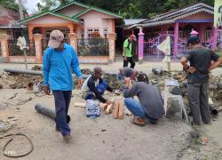Pekerja PDAM Sedang Memperbaiki Kerusakan