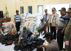 Wako Ahmadi Bersama Kadis Ketahanan Pangan  Serahkan Bantuan Tahap Ke 4 Bagi Korban Banjir