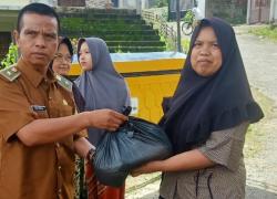 Baru Sehari dilantik, Kades Jon Aprizal Salurkan Bantuan ke Posko Banjir 