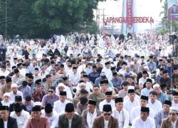 Wako Ahmadi Shalat Idul Fitri Bersama Warga di Lapangan Merdeka  Kota Sungai Penuh