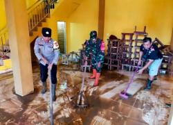 Pasca Banjir, Babinsa Bantu Masyarakat Evakuasi Barang Dan Bersihkan Lumpur