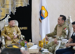 Didatangi Densus 88 Anti Teror Polri, Gubernur Jambi Al Haris Terima Penghargaan