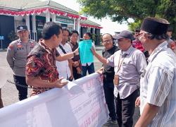 Serahkan Surat Laporan, LSM Brajo Sakti Gelar Aksi Lanjutkan Di Kejari Sungai Penuh