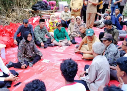 Wagub Abdullah Sani Dampingi Mensos Rismaharini Bekunjung ke SAD di Batanghari