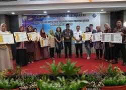Pjs. Gubernur Sudirman Serahkan Anugerah Penghargaan Produktivitas Siddhakarya Tingkat Provinsi Jambi