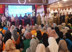 Gubernur Al Haris Serahkan Bantuan Beasiswa Dumisake Sebanyak 376 Orang