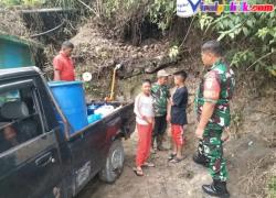 Babinsa Koramil 417-02/Gunung Raya Bantu Kebutuhan Air Untuk Masyarakat