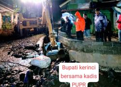 Bupati Kerinci Monadi, Turun Langsung ke Lokasi Banjir Bupati Kerinci Monadi, Turun Langsung ke Lokasi Banjir